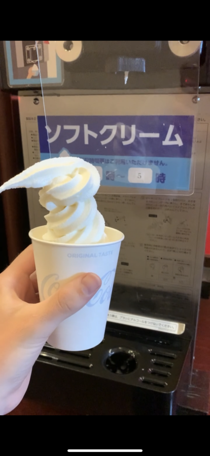 Get free soft-serve during your stay at a manga cafe.